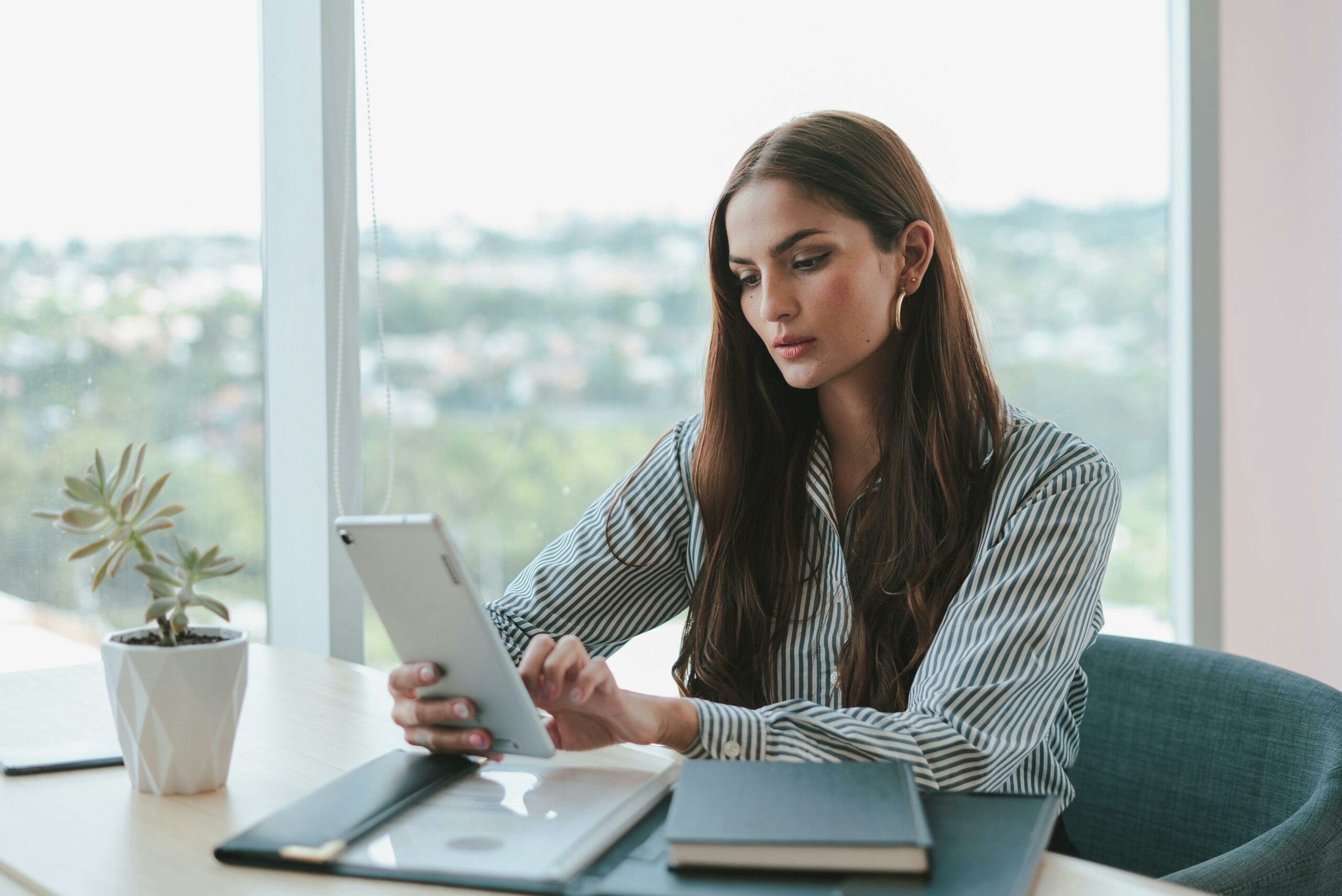 Kostenloses Stock Foto zu arbeiten, braune haare, büro