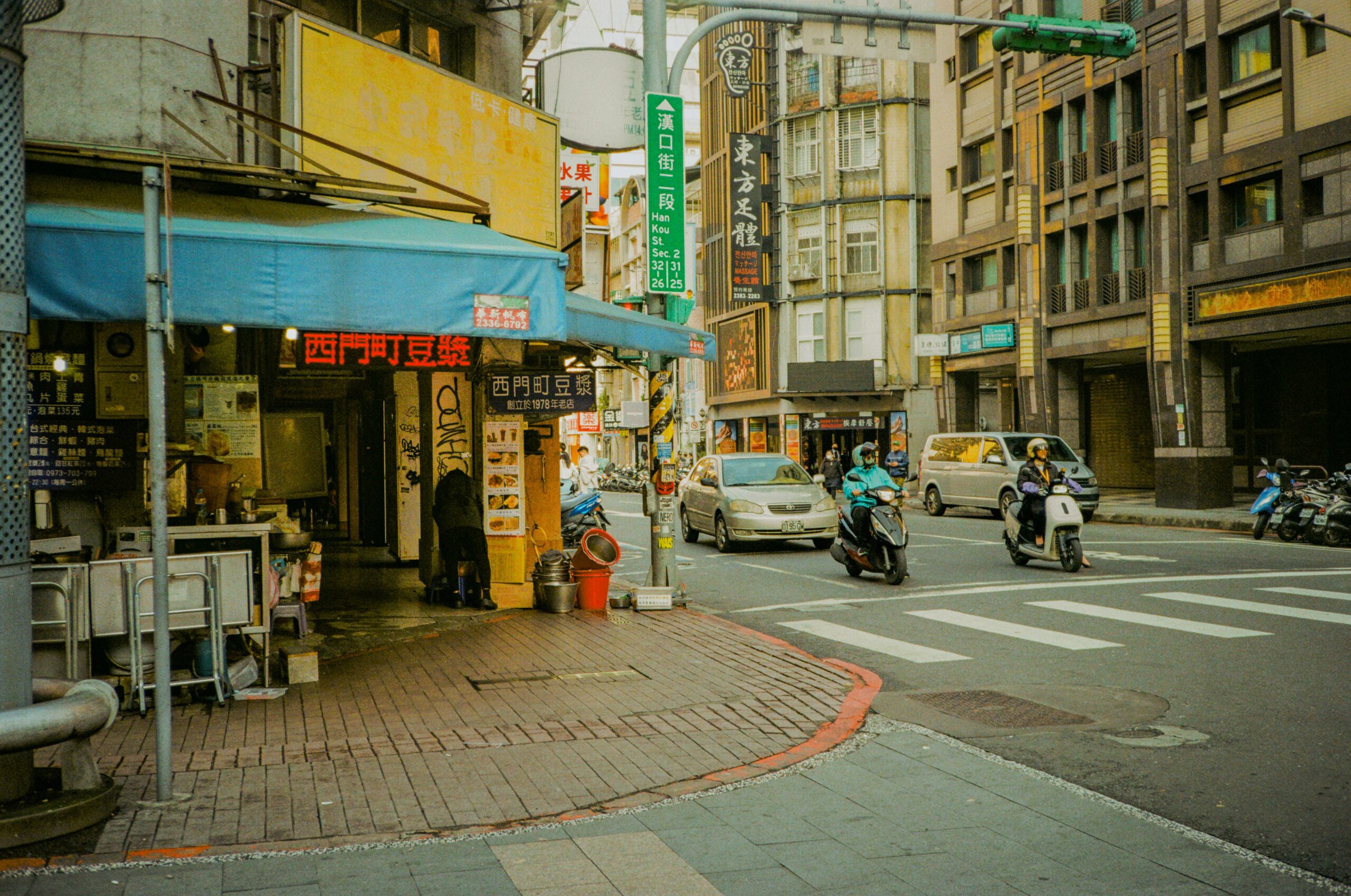 Malerische Straße In Taipeh Mit Motorrädern Und Geschäften