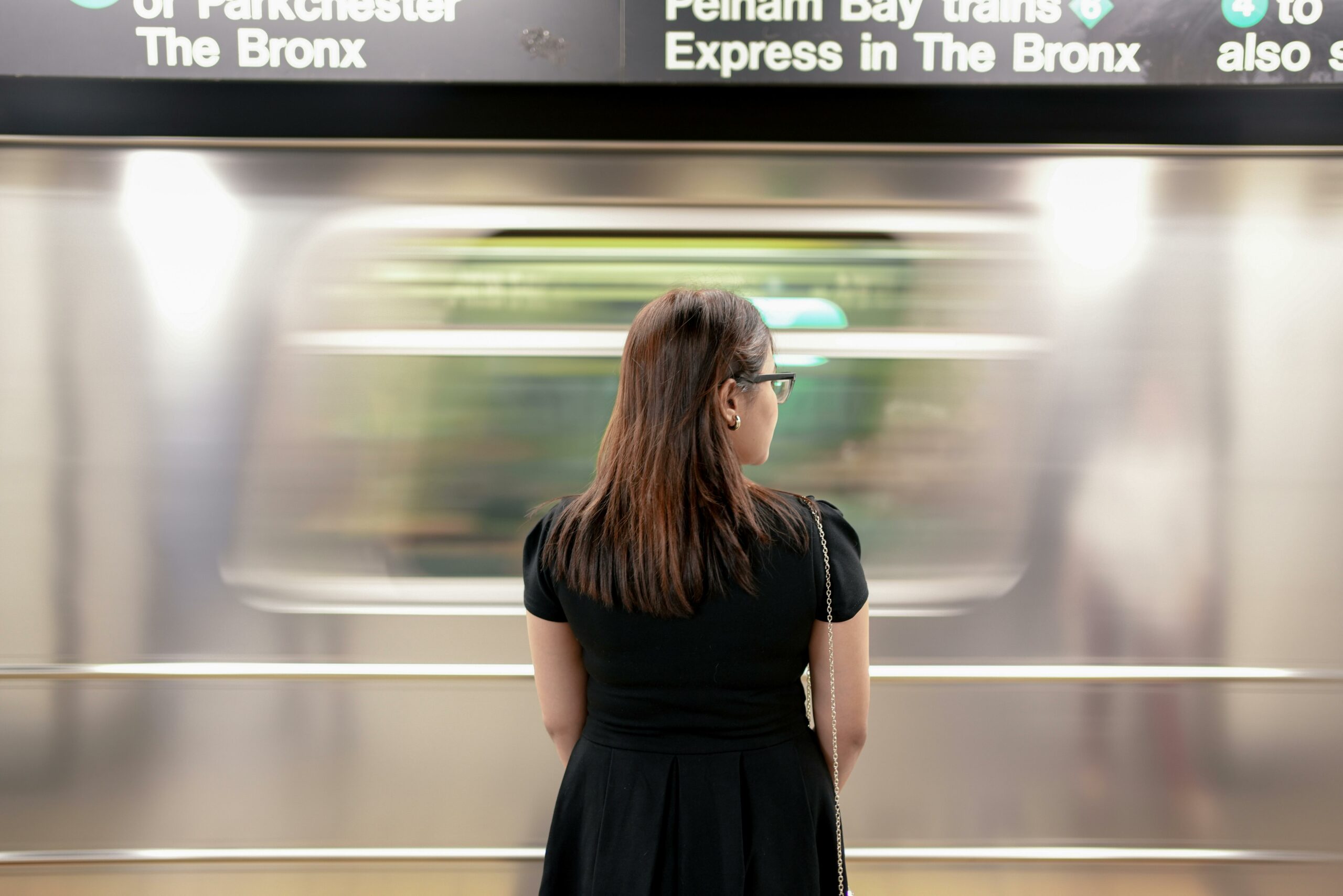 Frau Wartet An Der New Yorker U Bahnstation