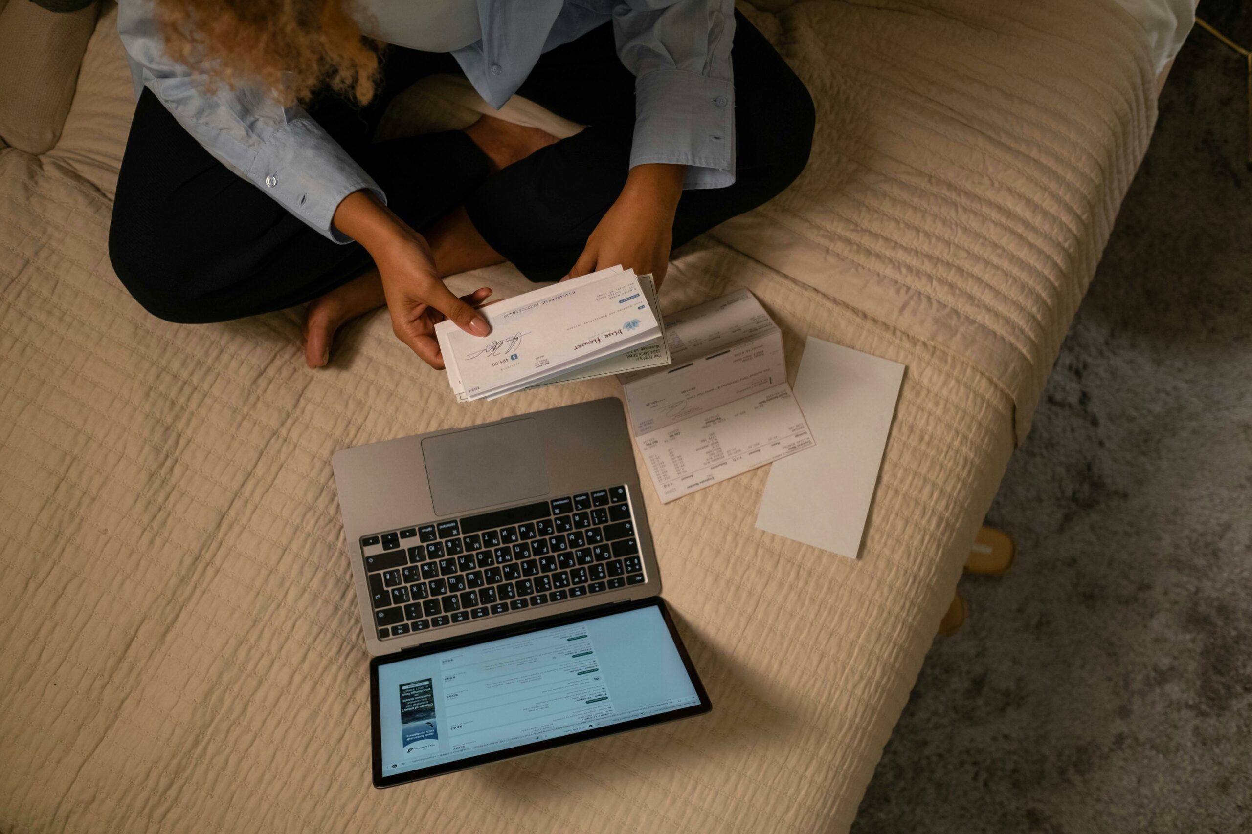 Kostenloses Stock Foto zu festhalten, frau, laptop