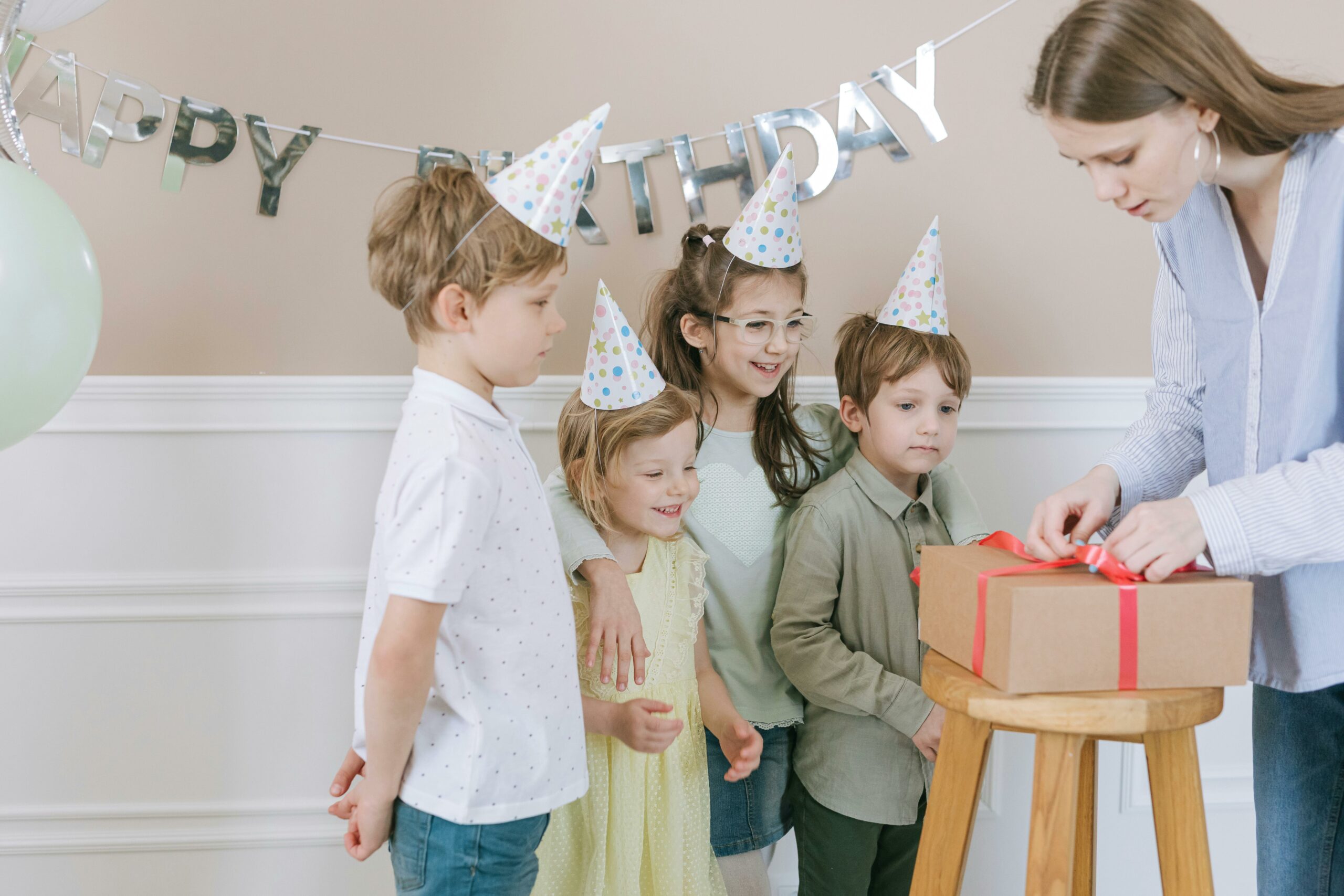 Kostenloses Stock Foto zu #indoor, aktivitäten für kinder, auspacken