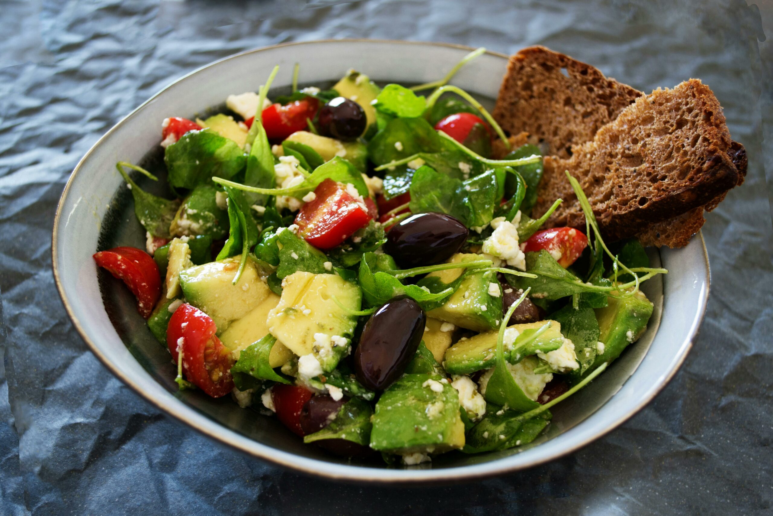 Gemüsesalat Mit Weizenbrot Auf Der Seite