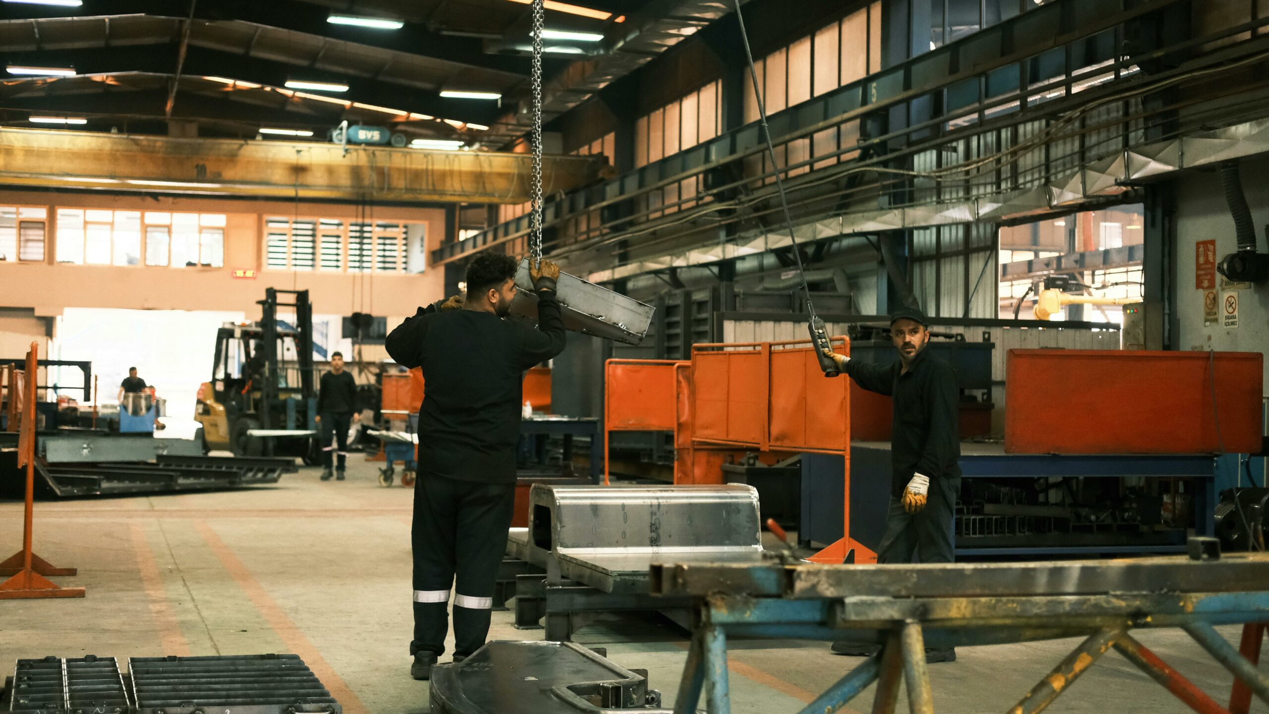 Arbeiter bedienen Maschinen in einer Fabrik in Konya, Türkei.